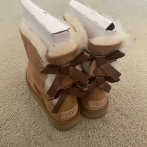 UGG Women's Bailey Bow II in Chestnut Brown